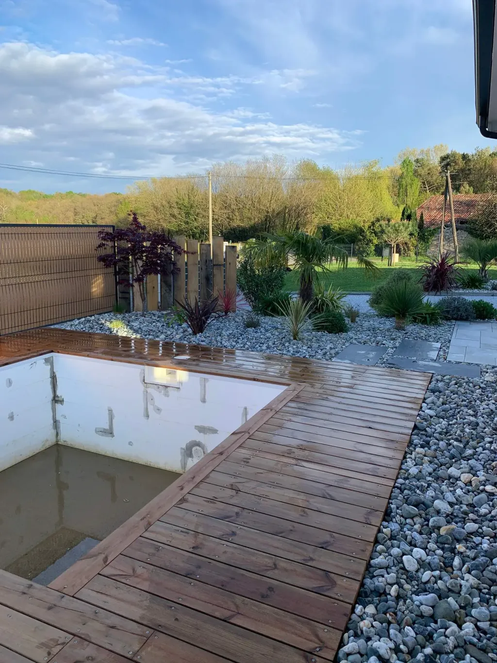 Création d'une piscine avec terrasse bois sur Orist