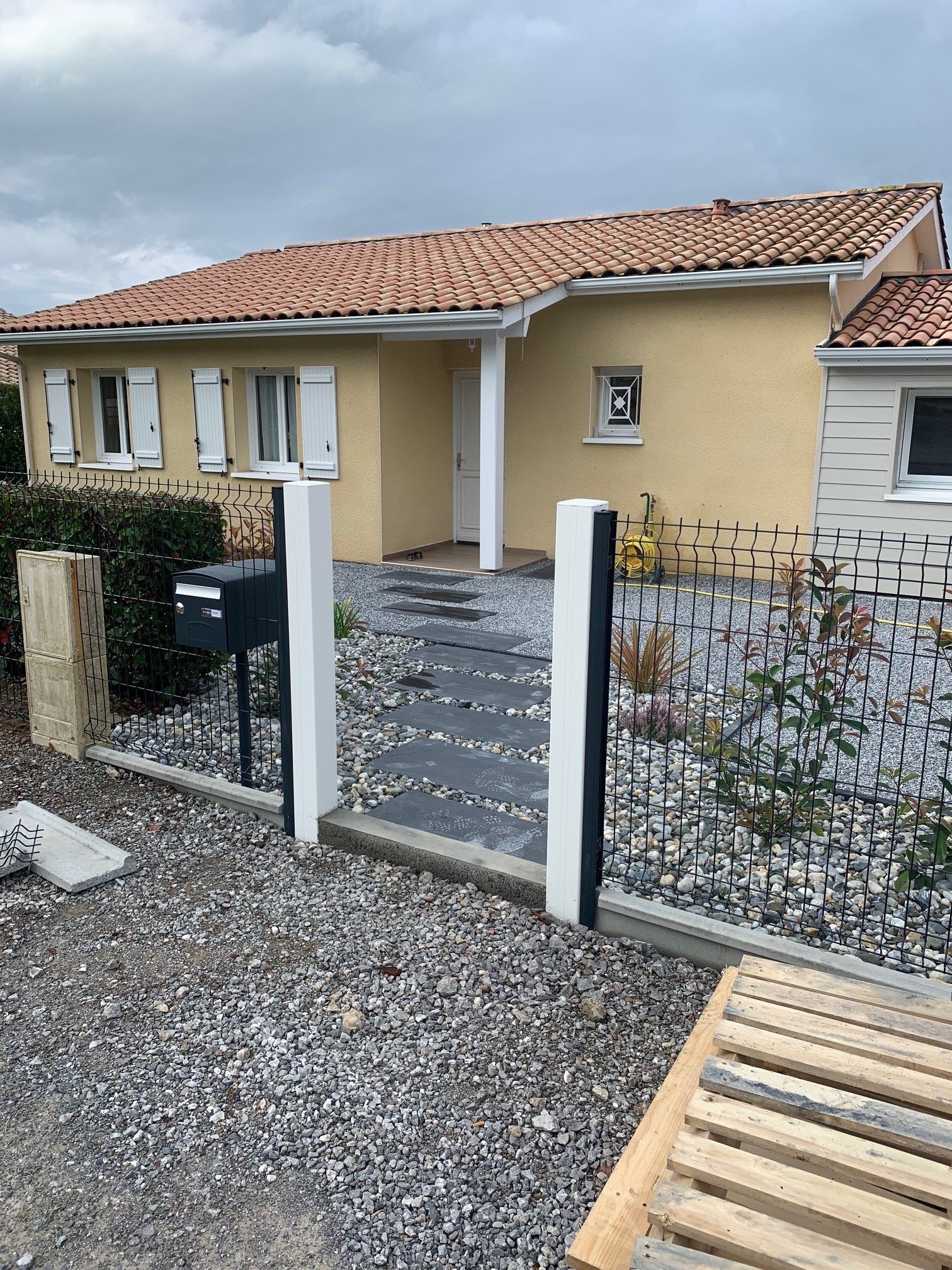 Aménagement d'un devant de porte sur Peyrehorade