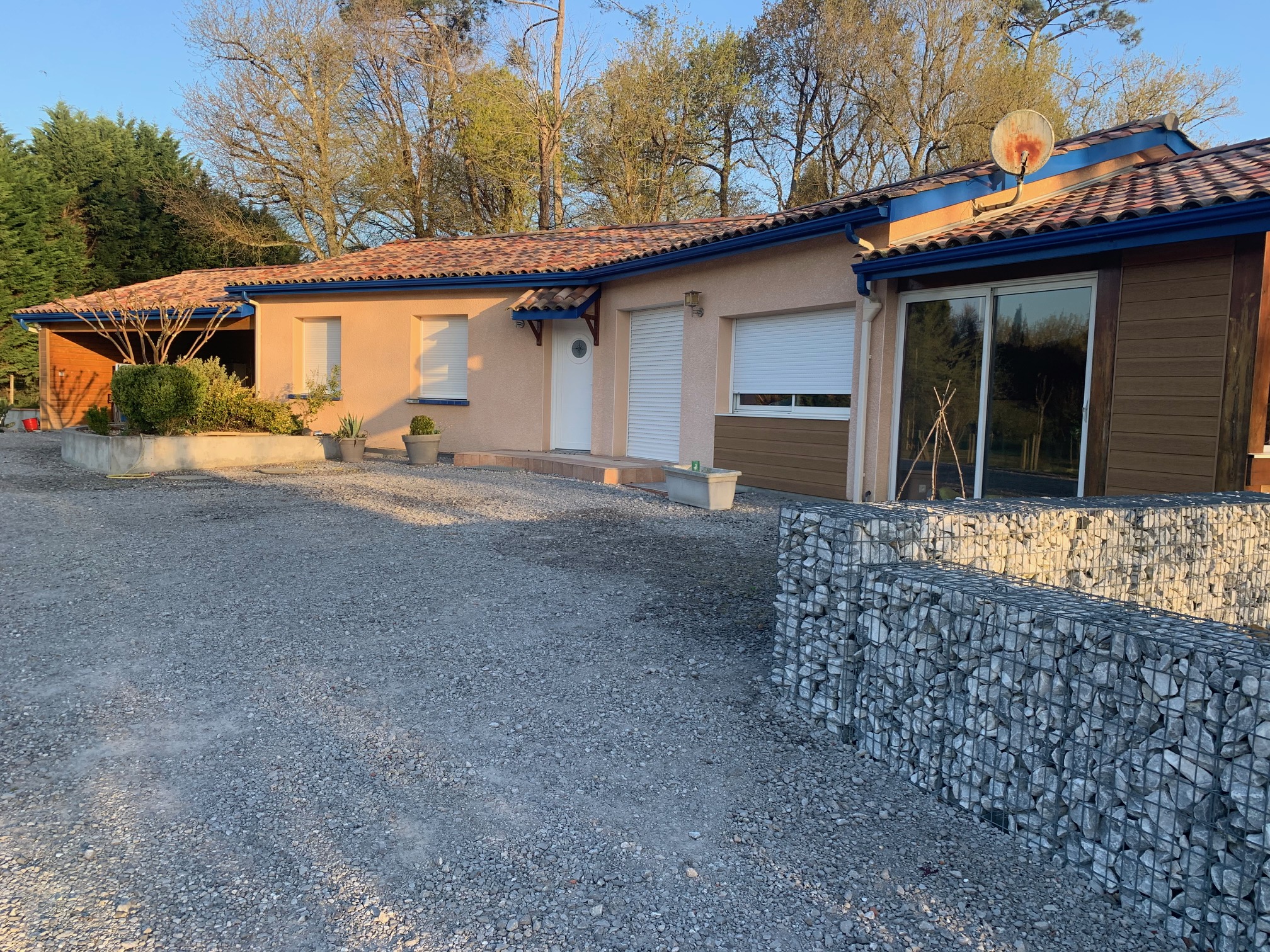 Aménagement d'une entrée extérieur de maison à Orist