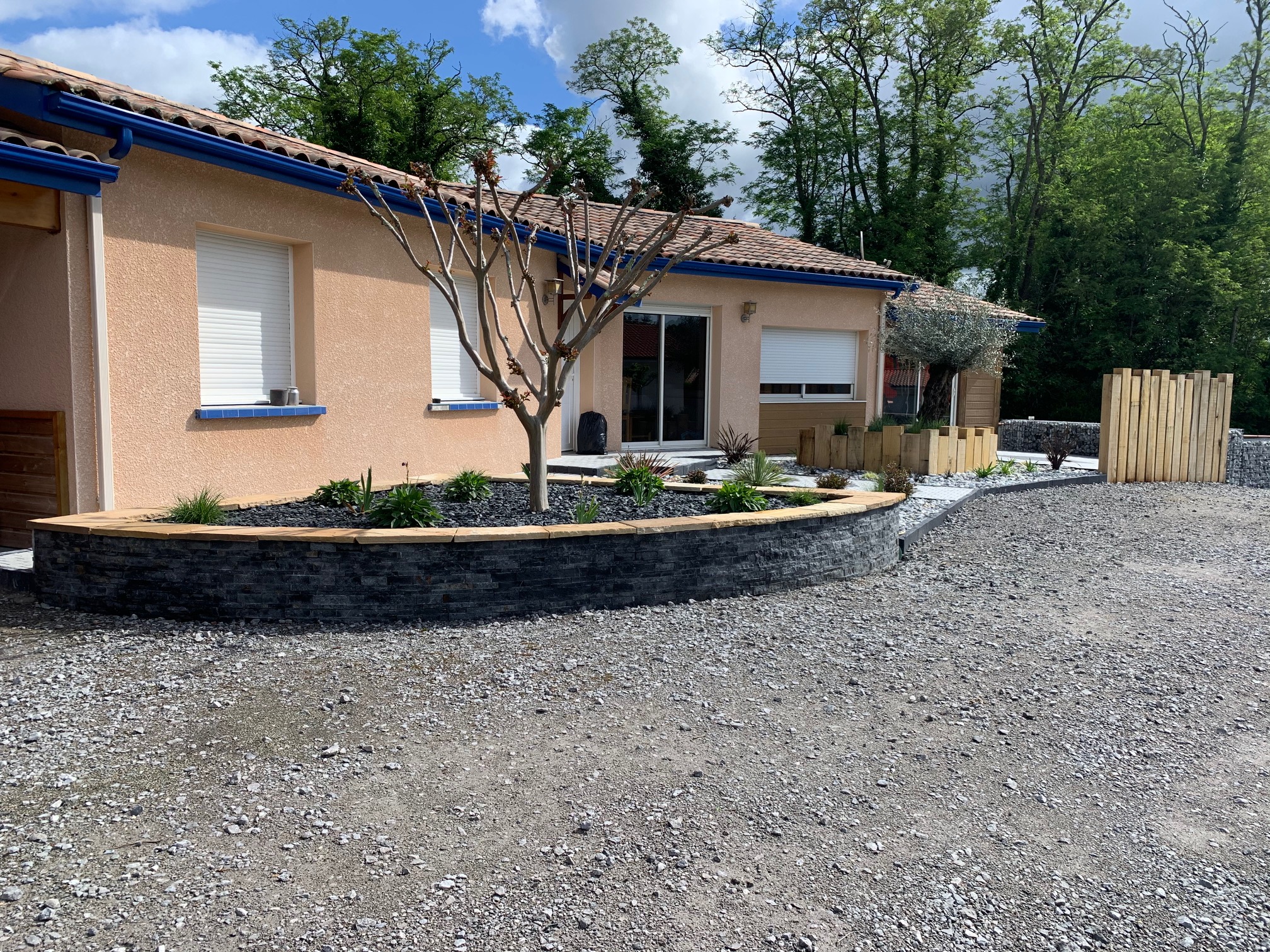 Aménagement d'une entrée extérieur de maison à Orist