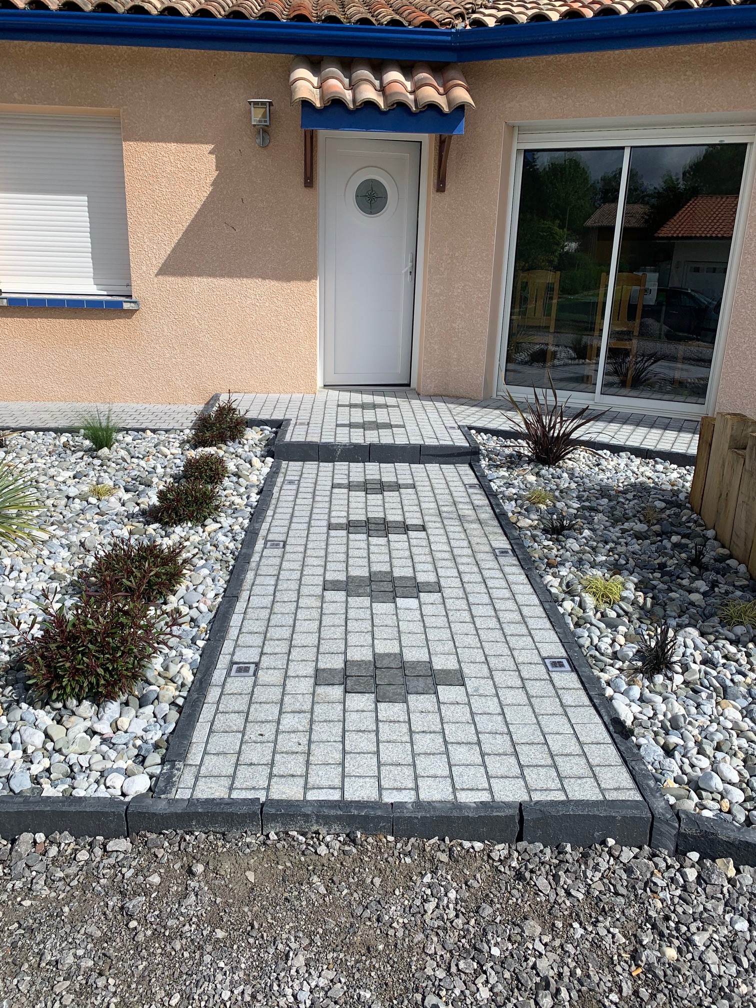 Aménagement d'une entrée extérieur de maison à Orist