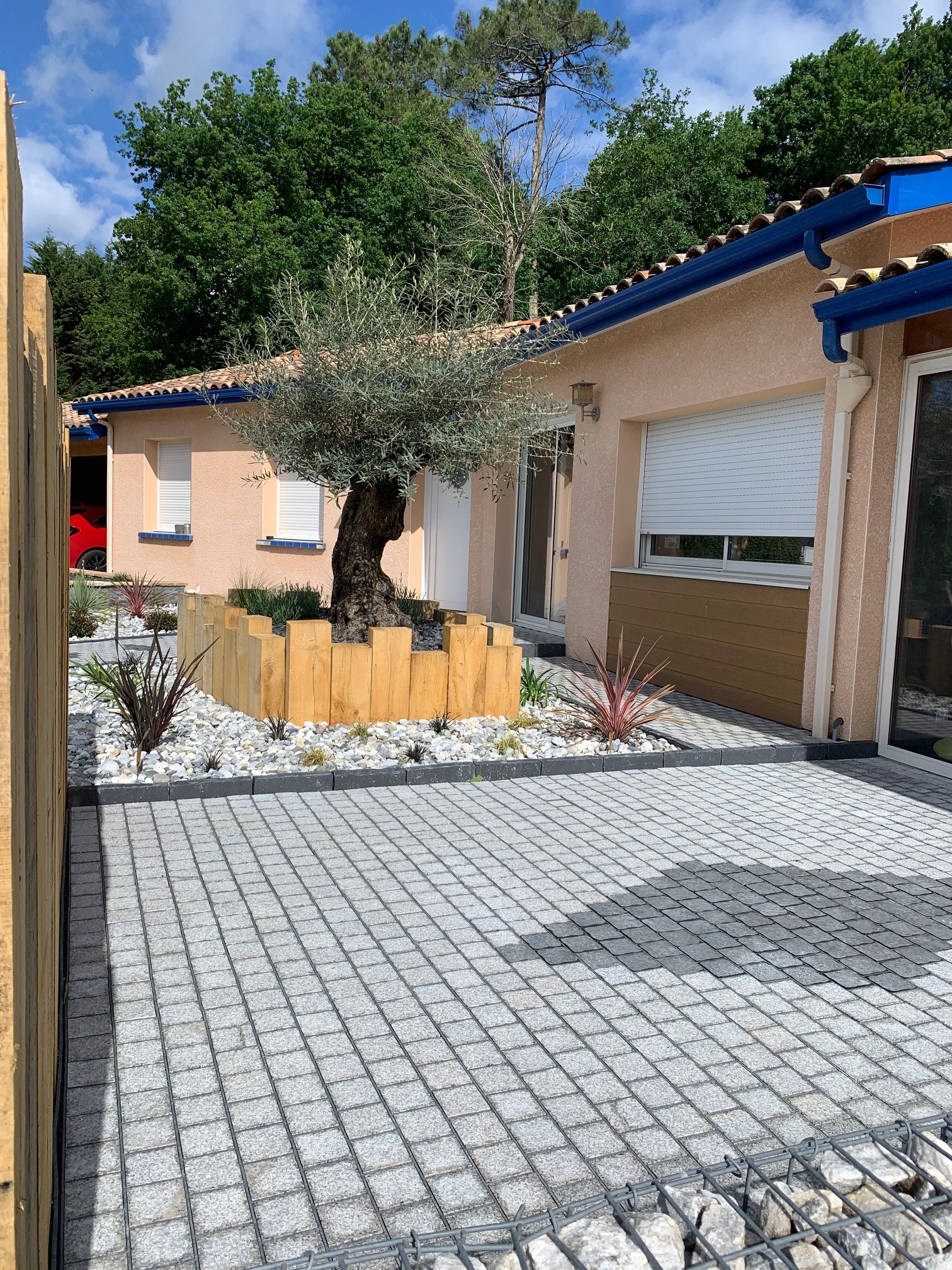 Aménagement d'une entrée extérieur de maison à Orist