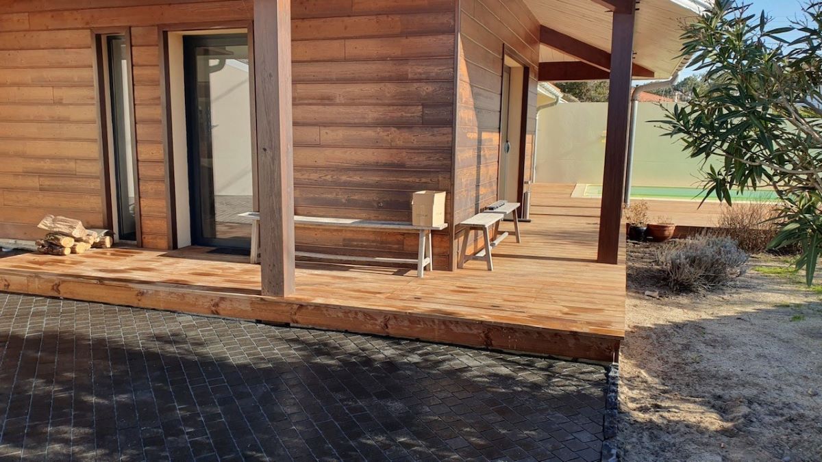 Parking en pavé granit et réfection d'une terrasse en bois sur Vieux Boucau