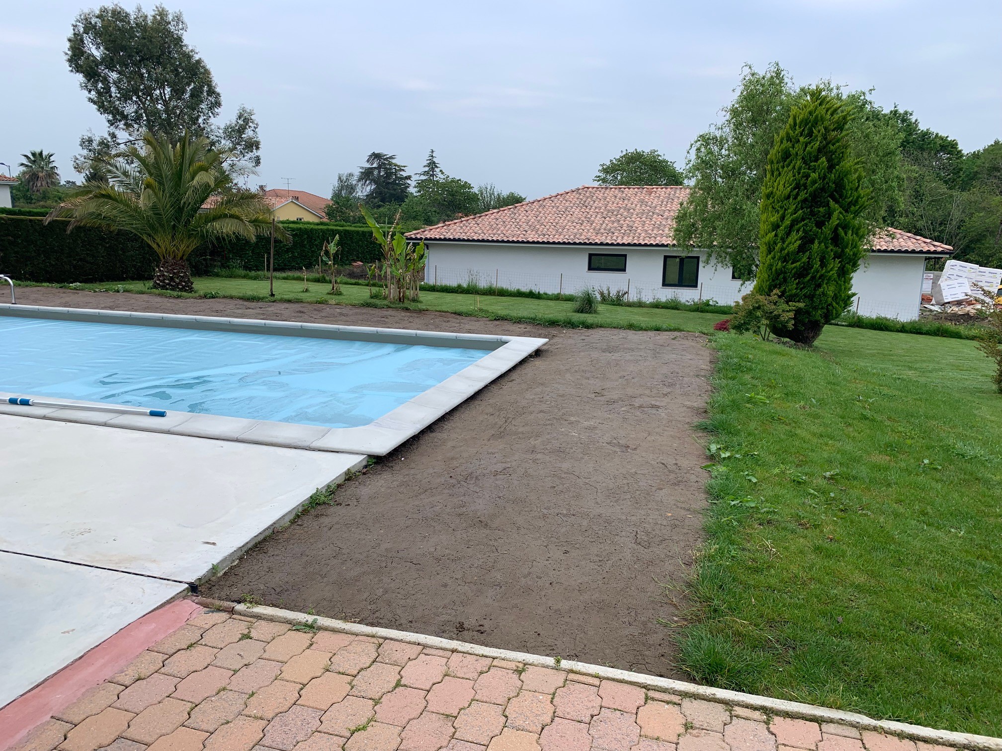 Aménagement d'une terrasse bois avec massif et retenue en dalle ardoise à Saint-Lon-les-Mines proche Dax