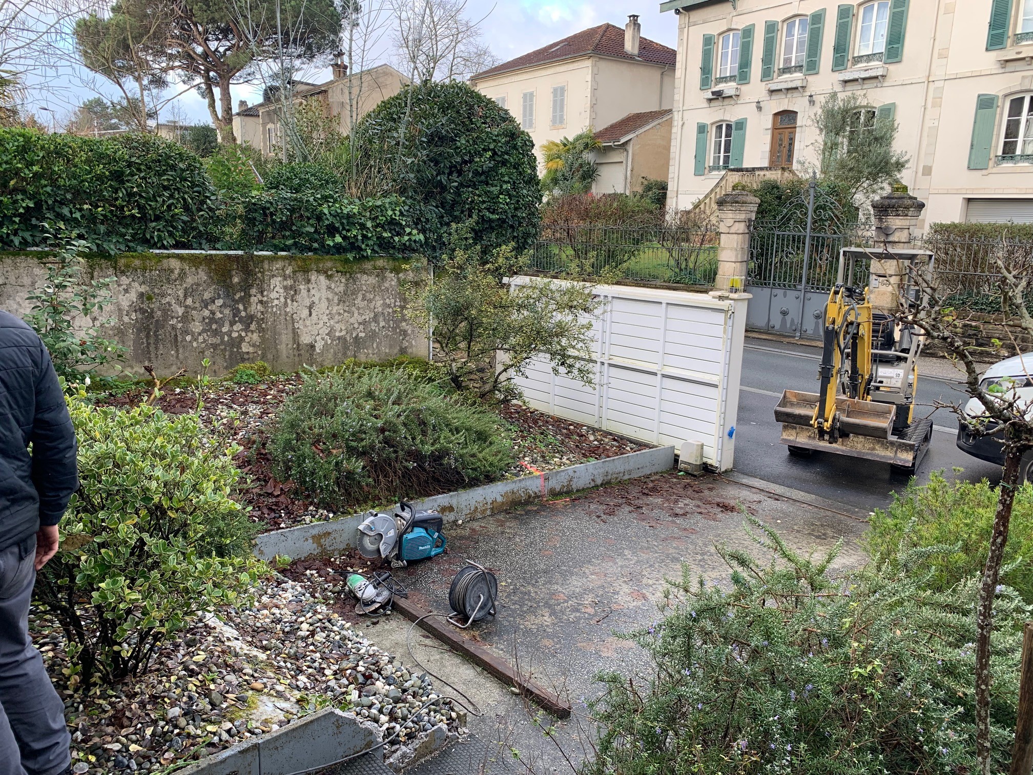 Création d'un parking extérieur et d'une pergola à Peyrehorade