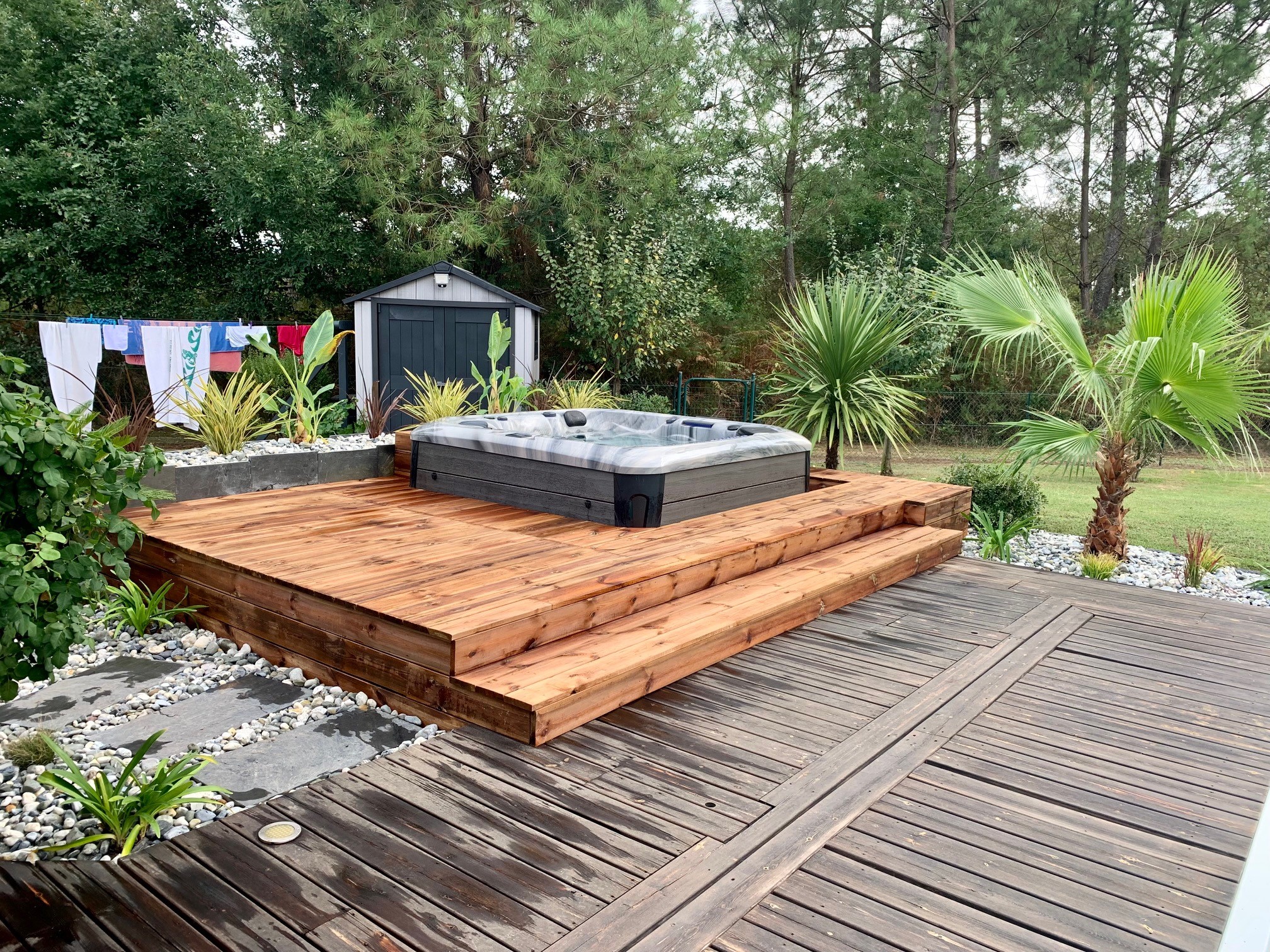 Aménagement d'une terrasse bois avec jardinière ardoise près de Capbreton