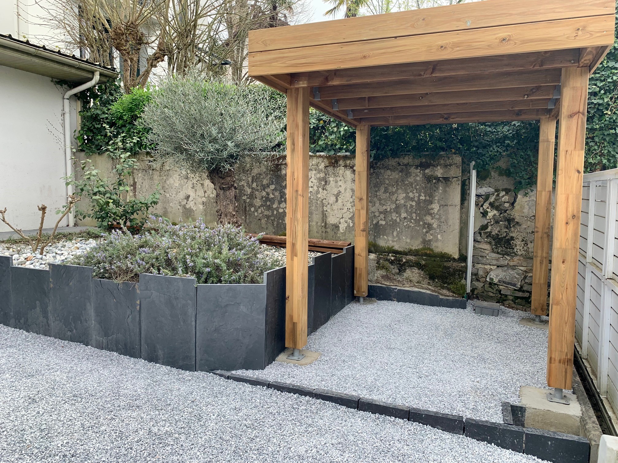 Création d'un parking extérieur et d'une pergola à Peyrehorade