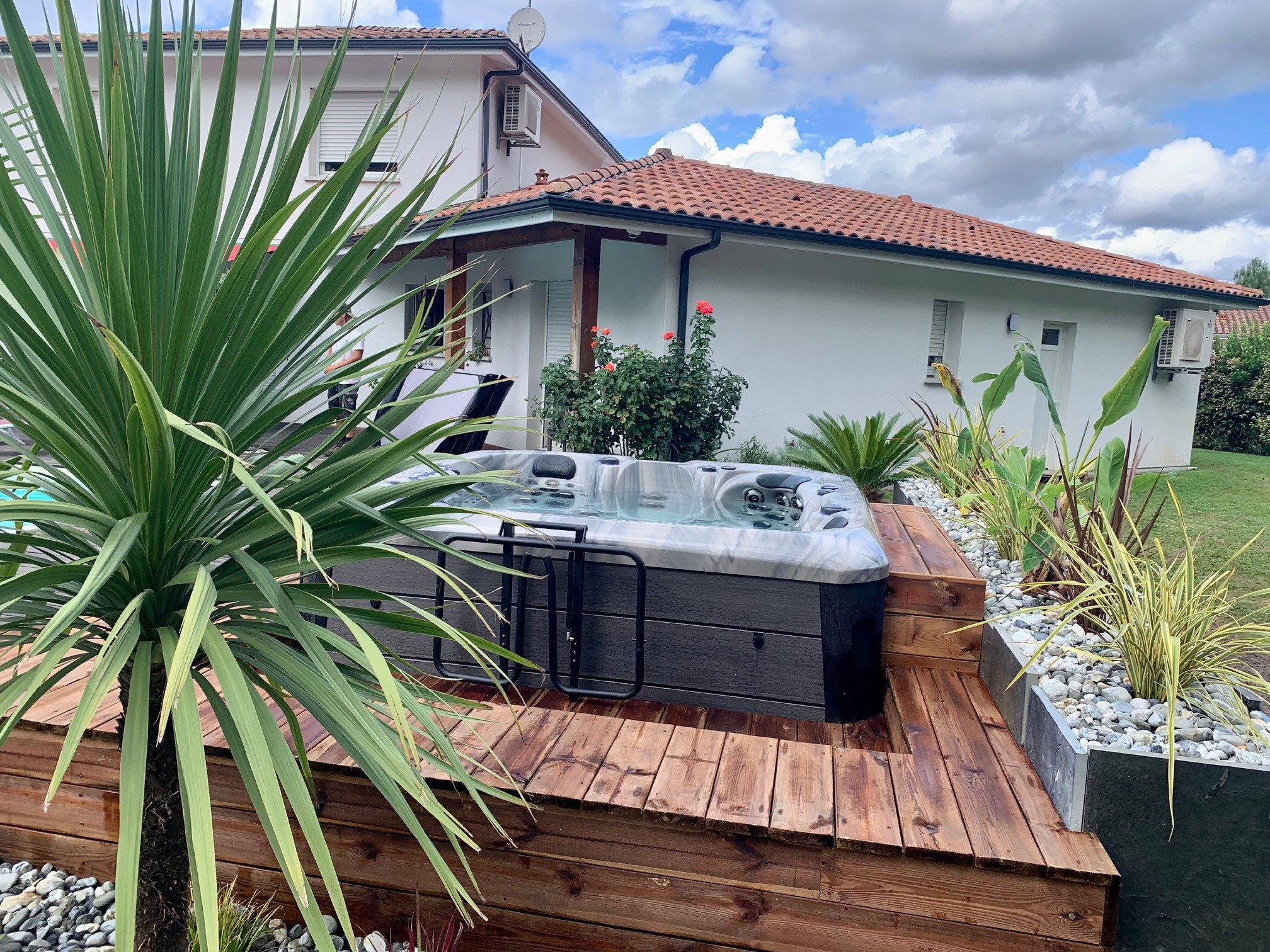 Aménagement d'une terrasse bois avec jardinière ardoise près de Capbreton