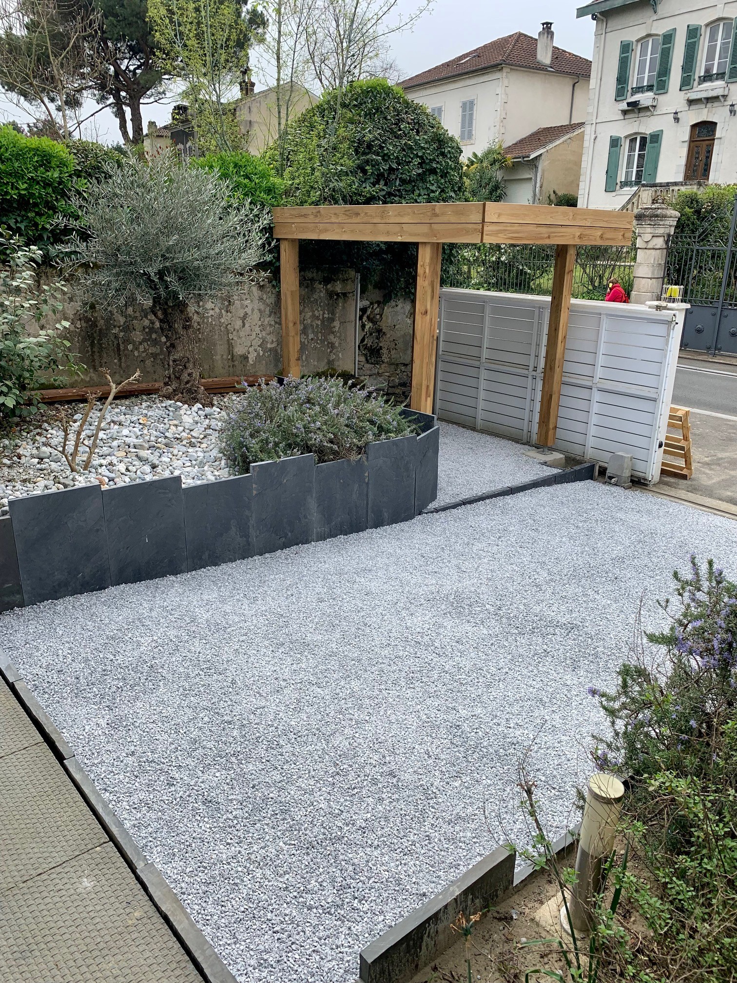 Création d'un parking extérieur et d'une pergola à Peyrehorade