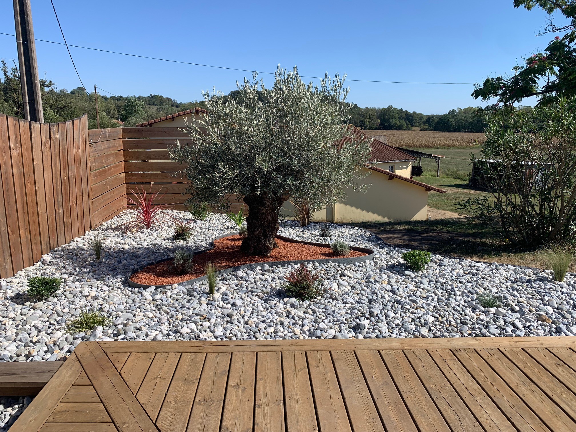 Amenagement d'un massif autour d'une piscine à Castelnau-chalosse proche de Dax
