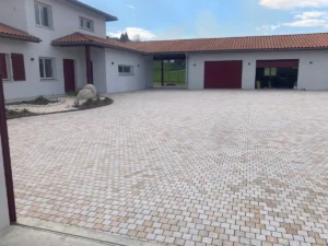 Vue du parking en pavé granit de 300 m2 réalisé à Saint Palais, incluant la création de massifs et l’installation d’un arrosage automatique pour un aménagement paysager complet.
